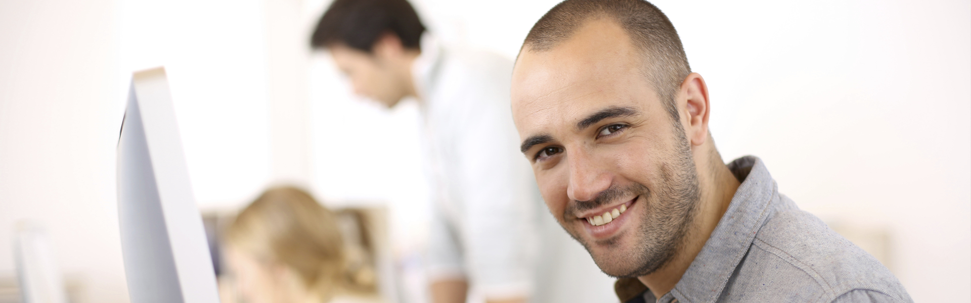 Jonge man achter computer