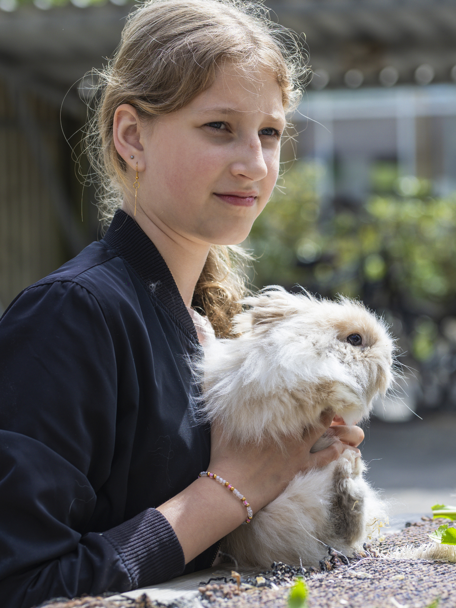 Meisje met konijn