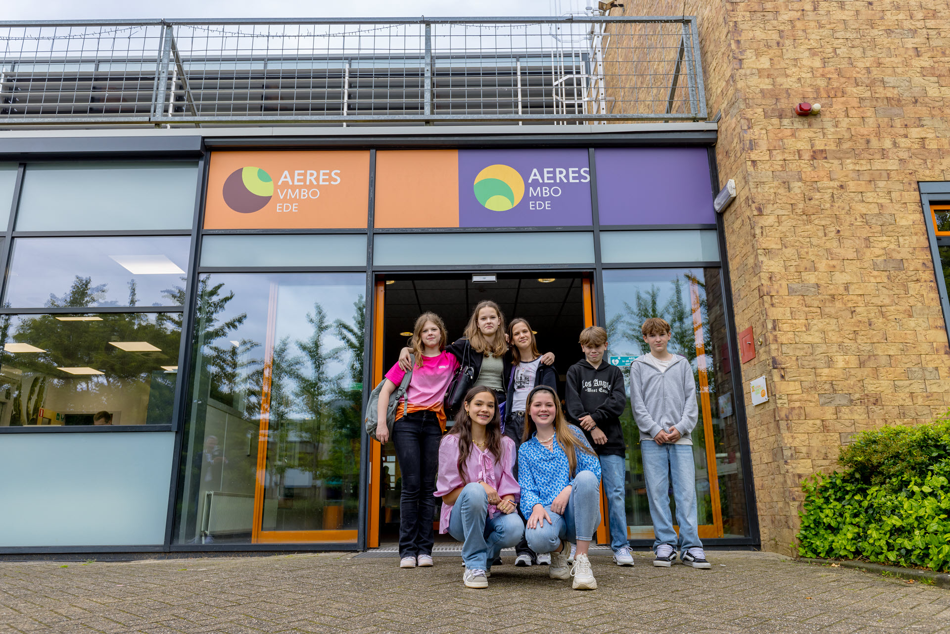 Leerlingen voor de hoofdingang van Aeres vmbo en mbo in Ede