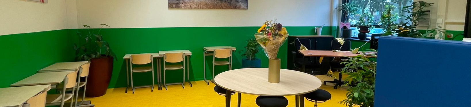 Bos bloemen op tafel