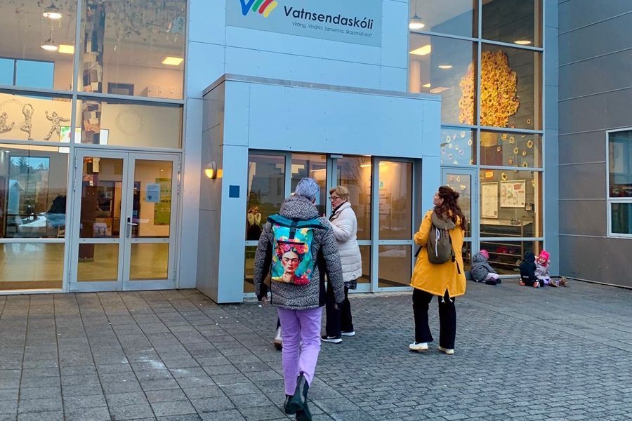 Aeres-collega's lopen naar binnen in IJslandse school