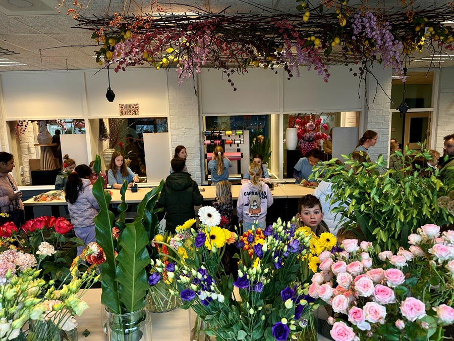 Bezoekers op Open dag Aeres VMBO Lelystad