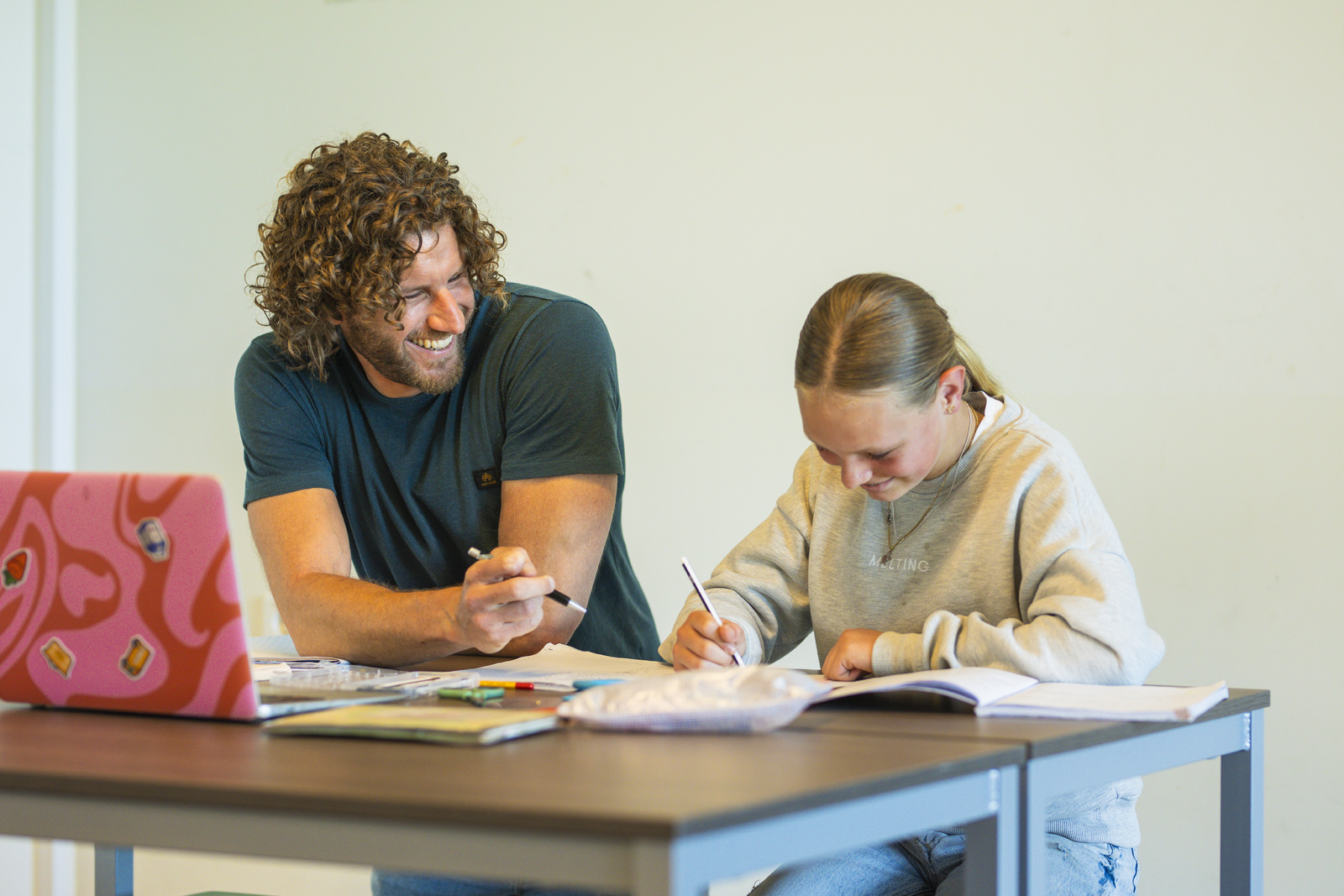 Leraar en leerling aan tafel
