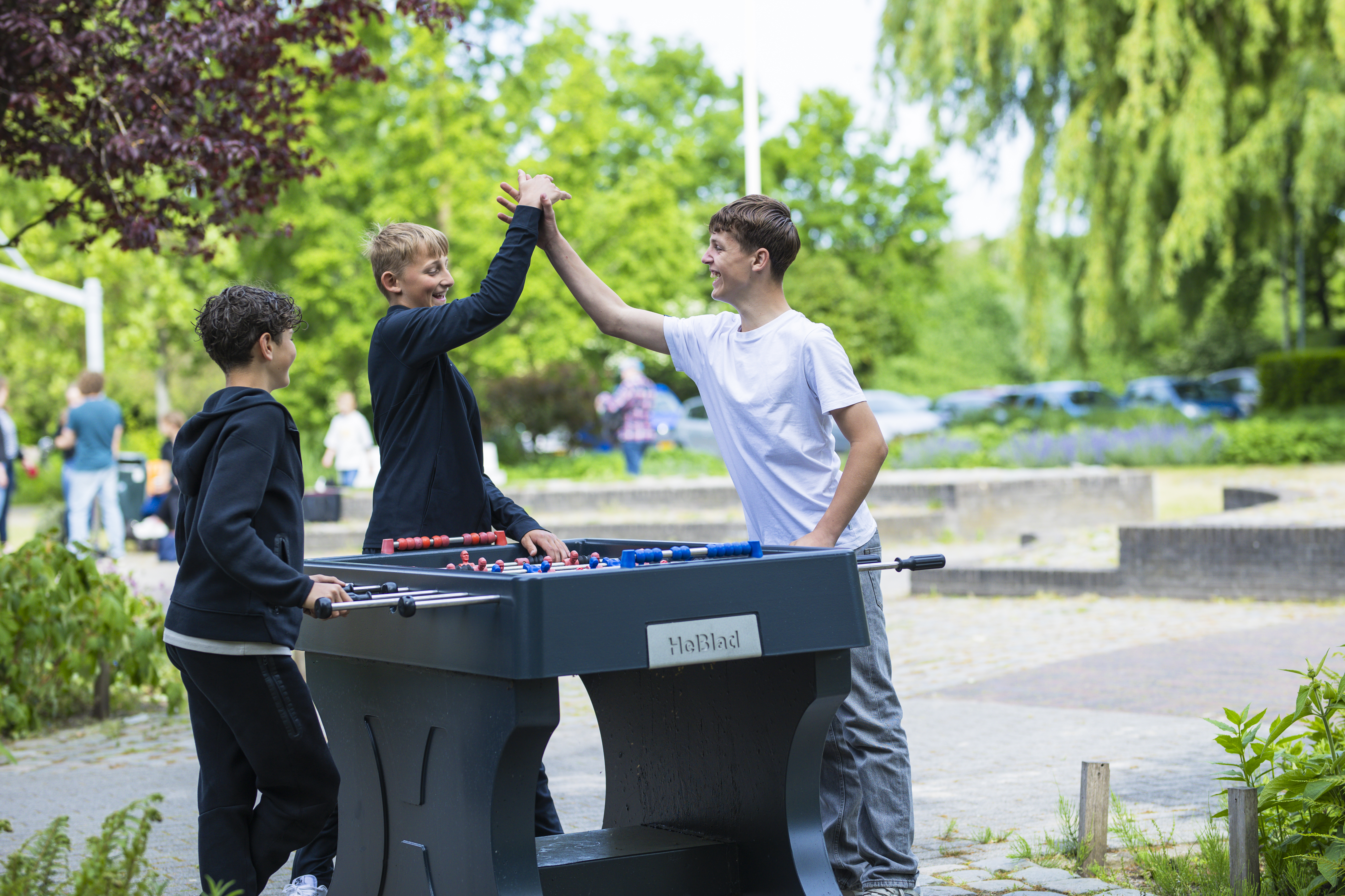 Leerlingen spelen buiten