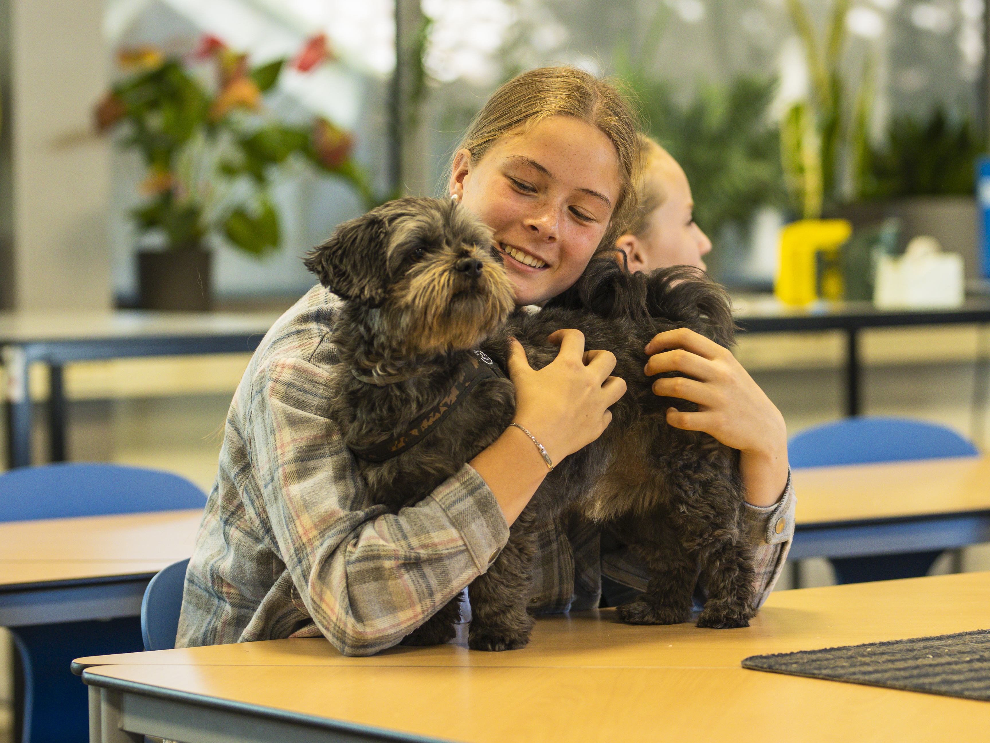 Leerling knuffelt hond
