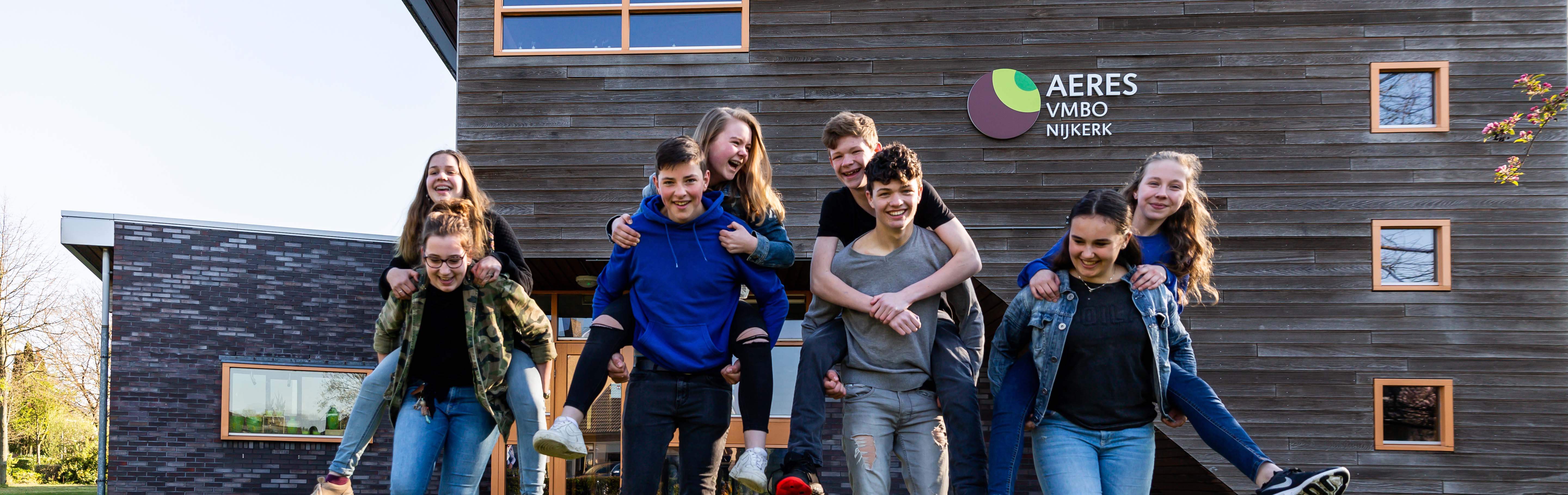 Groep lachende leerlingen op het schoolplein