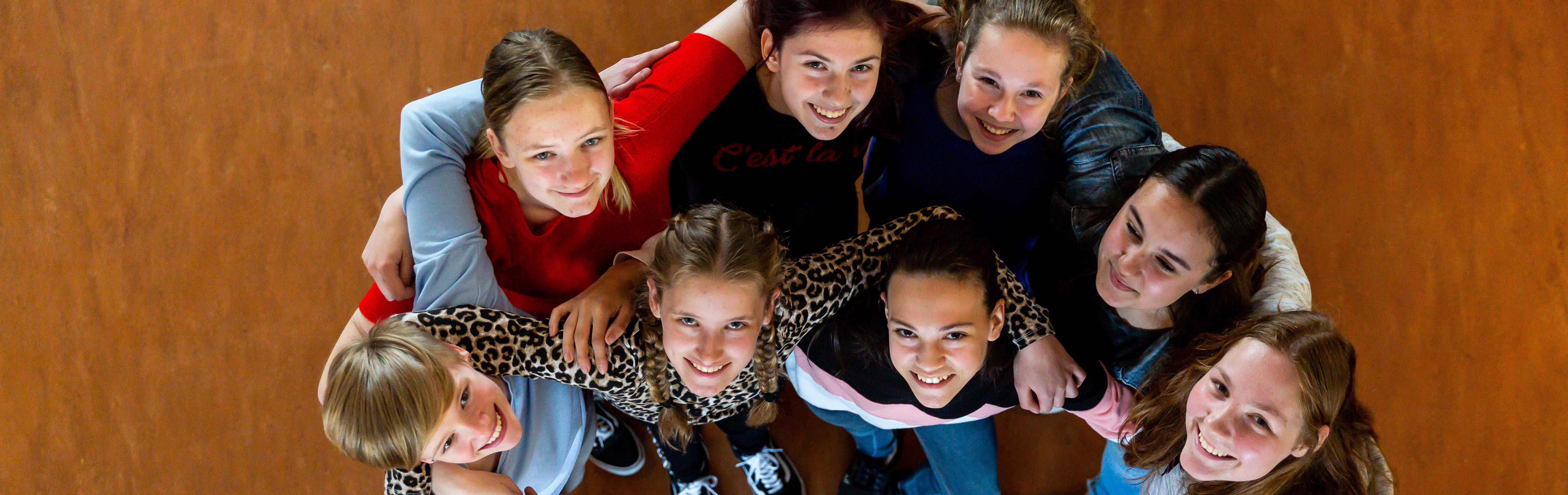 Groep leerlingen van bovenaf 