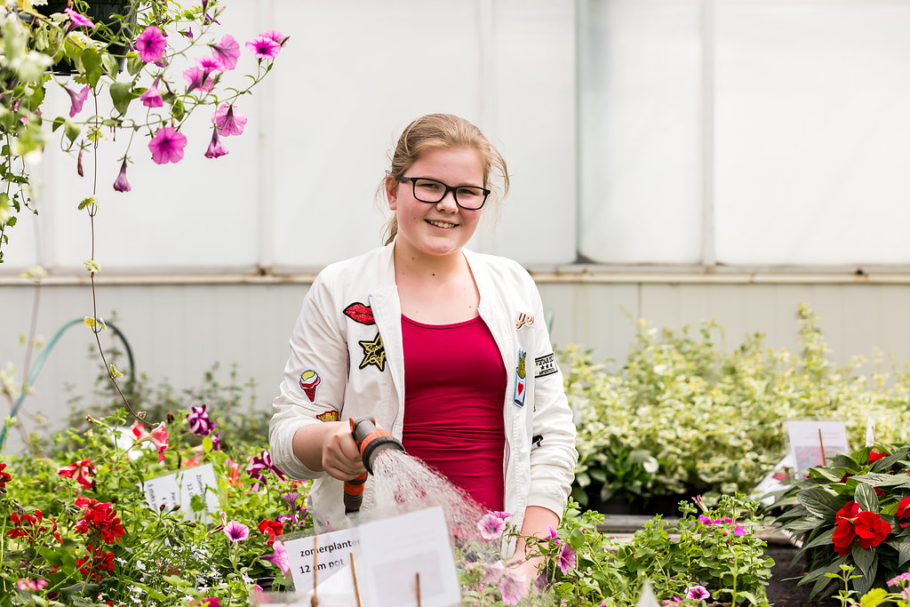 Nijkerk VMBO meisje met waterslang in kas