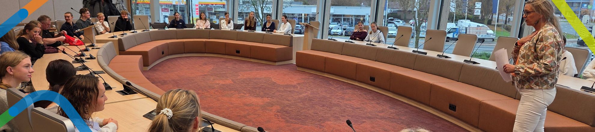 Leerlingen Aeres VMBO Nijkerk in debat in de vergaderzaal van het gemeentehuis Nijkerk