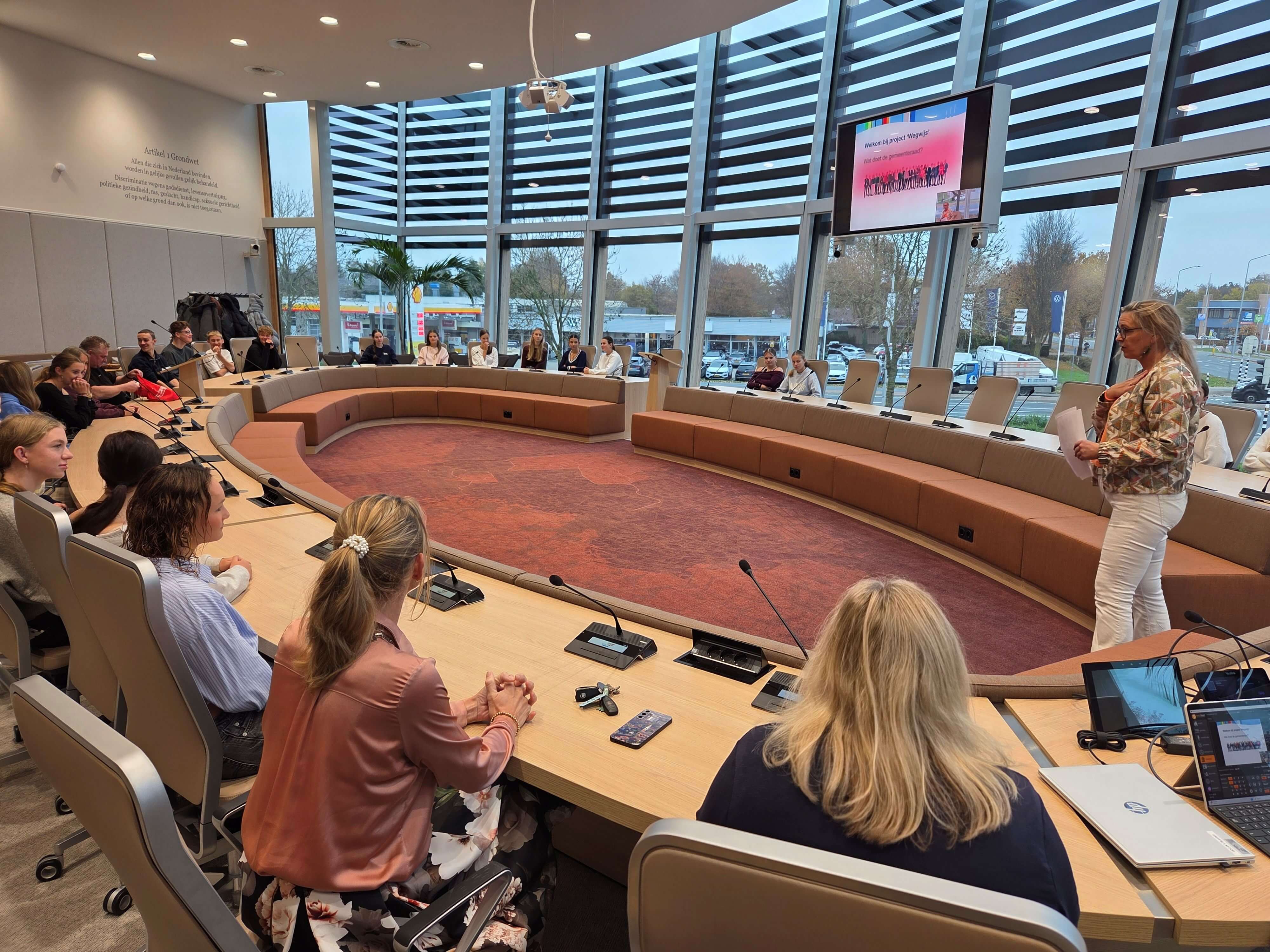 Leerlingen Aeres VMBO Nijkerk in debat in de vergaderzaal van het gemeentehuis Nijkerk