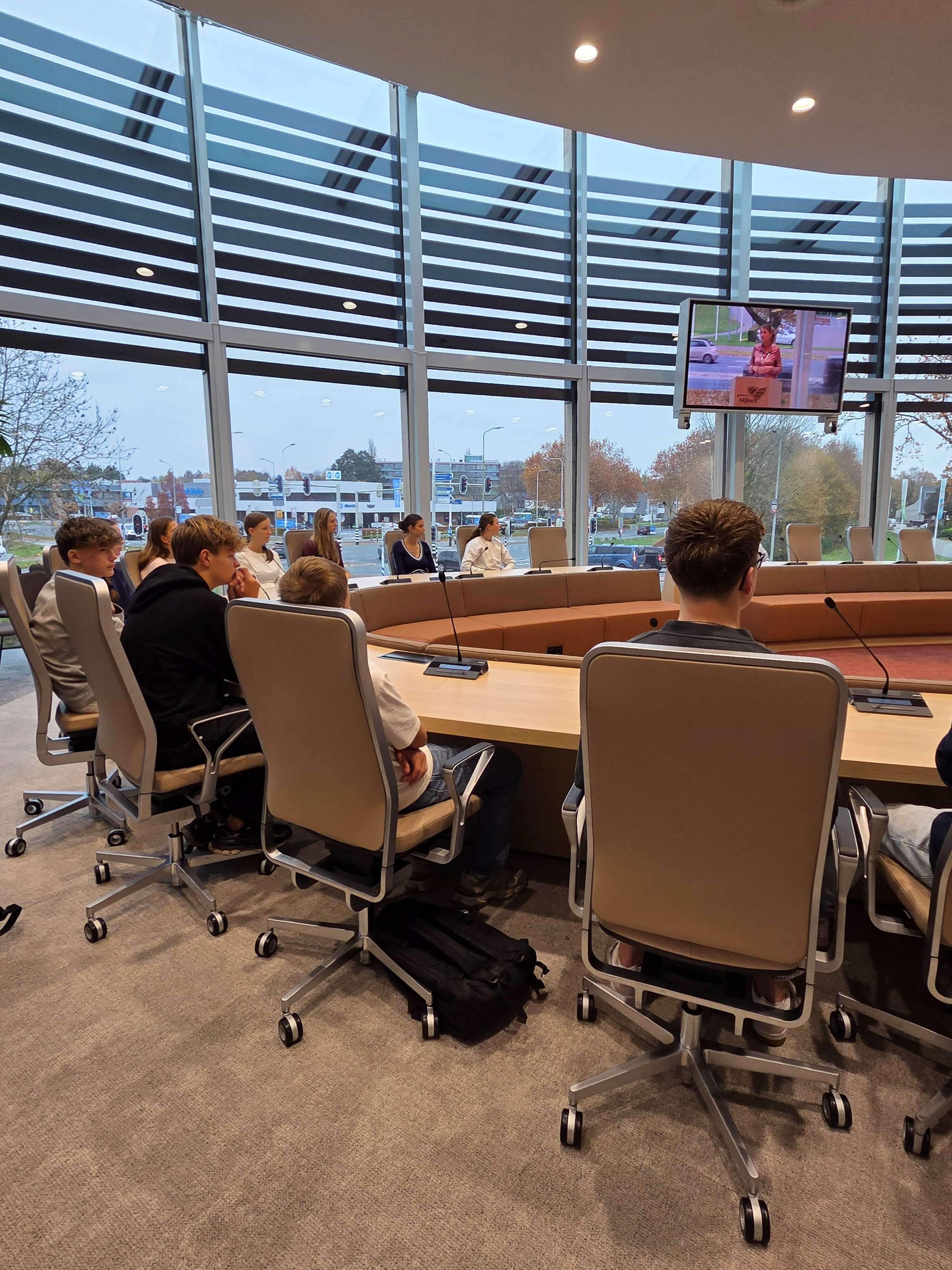 Leerlingen Aeres VMBO Nijkerk in debat in de vergaderzaal van het gemeentehuis Nijkerk