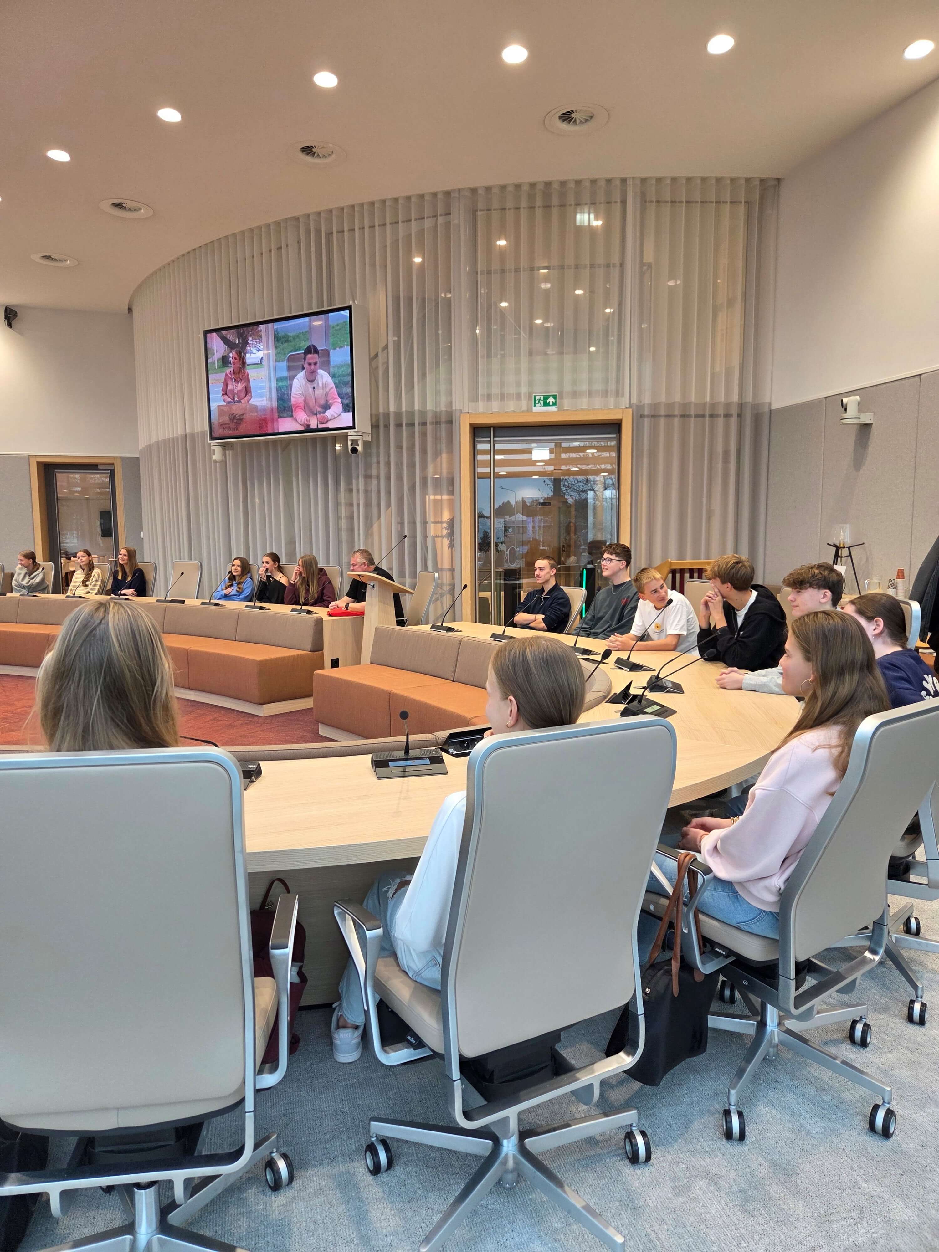 Leerlingen Aeres VMBO Nijkerk in debat in de vergaderzaal van het gemeentehuis Nijkerk