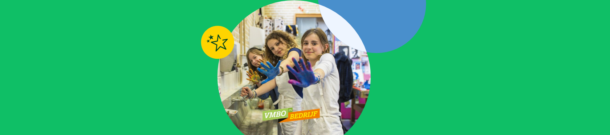 meisje steken blauwgeverfde hand naar voren